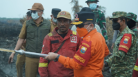 Gubernur Al Haris Berjibaku Padamkan Karhutla di Muaro Jambi, Dorong Masyarakat Manfaatkan Program PLTB