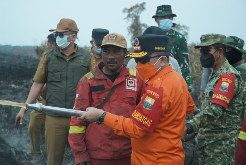 Gubernur Al Haris Berjibaku Padamkan Karhutla di Muaro Jambi, Dorong Masyarakat Manfaatkan Program PLTB