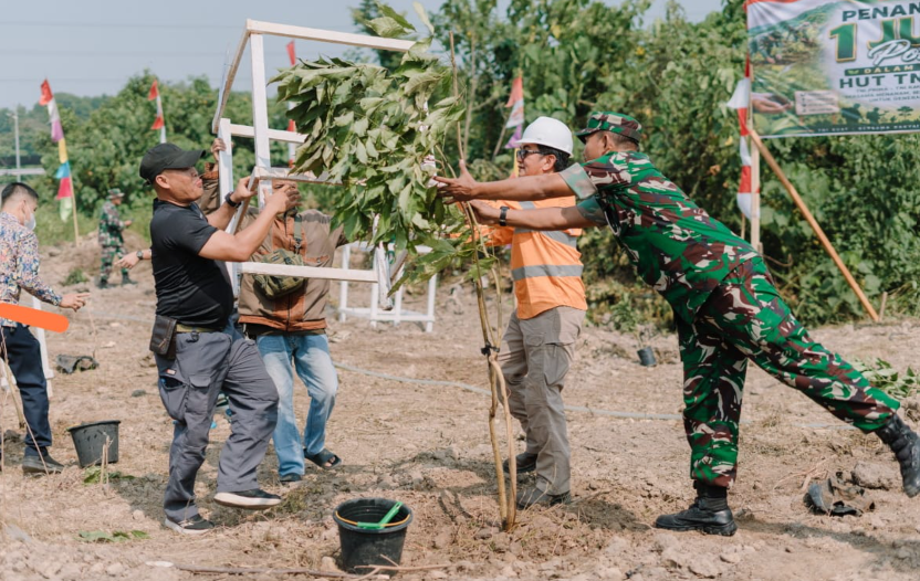 TNI Tanam Pohon di RTH PT SAS untuk Penanaman 1 Juta Pohon
