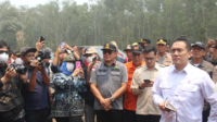 Wagub Sani Dampingi Wamen LH Tinjau Penanganan Karhutla di Desa Parit Culum Tanjab Timur Wagub Sani Dampingi Wamen LH Tinjau Penanganan Karhutla di Desa Parit Culum Tanjab Timur