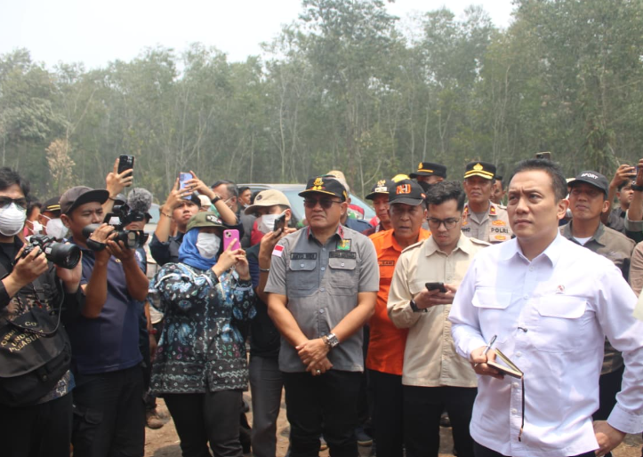 Wagub Sani Dampingi Wamen LH Tinjau Penanganan Karhutla di Desa Parit Culum Tanjab Timur
