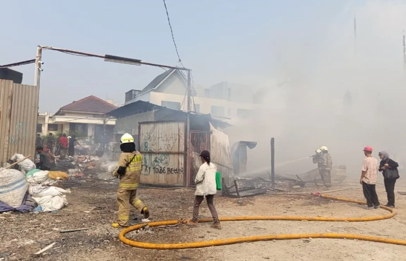 20 Lapak Terbakar, Diduga Akibat Korsleting