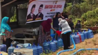 Rocky Candra Terus Alirkan Bantuan Air Bersih untuk Warga Muaro Jambi Rocky Candra Terus Alirkan Bantuan Air Bersih untuk Warga Muaro Jambi