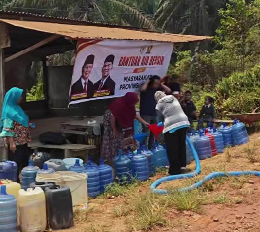 Rocky Candra Terus Alirkan Bantuan Air Bersih untuk Warga Muaro Jambi