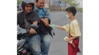 Di Tengah Udara Tak Sehat, Adik-Adik SDN 47 Jambi Turun Bagikan Masker