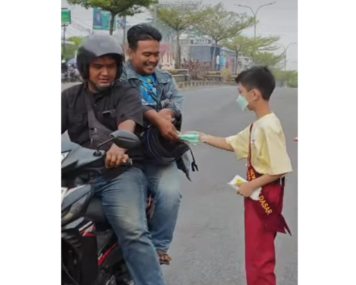 Di Tengah Udara Tak Sehat, Adik-Adik SDN 47 Jambi Turun Bagikan Masker