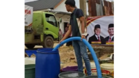 Hari Ketujuh, Rocky Candra Tak Berhenti Antarkan Air Bersih untuk Warga Jambi Hari Ketujuh, Rocky Candra Tak Berhenti Antarkan Air Bersih untuk Warga Jambi