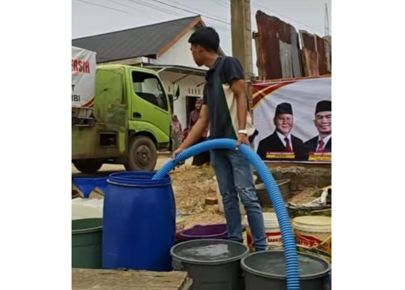 Hari Ketujuh, Rocky Candra Tak Berhenti Antarkan Air Bersih untuk Warga Jambi