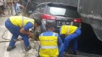 Mobil Minibus Nyungsep ke Dalam Parit, Sopir Diduga Ngantuk Mobil Minibus Nyungsep ke Dalam Parit, Sopir Diduga Ngantuk