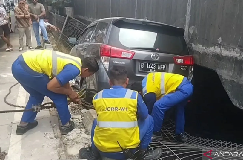 Mobil Minibus Nyungsep ke Dalam Parit, Sopir Diduga Ngantuk