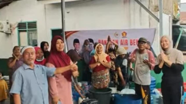 Hari Kesepuluh, Rocky Candra Tak Henti Salurkan Air Bersih untuk Warga Terdampak Kemarau