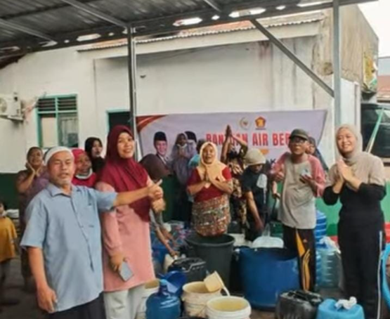 Hari Kesepuluh, Rocky Candra Tak Henti Salurkan Air Bersih untuk Warga Terdampak Kemarau