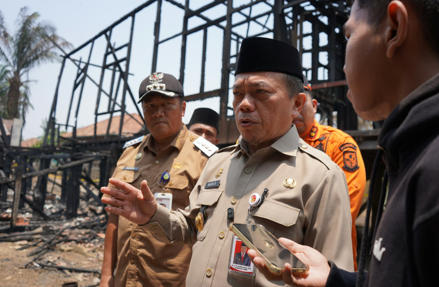 Gubernur Al Haris Tinjau Lokasi Kebakaran di Tanjung Raden, Imbau Warga Waspada Api di Musim Kemarau