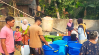 Peduli Warga, Ketua DPC PKB Muaro Jambi Azumadi Bujang Zuar Salurkan Air Bersih ke Desa Parit Peduli Warga, Ketua DPC PKB Muaro Jambi Azumadi Bujang Zuar Salurkan Air Bersih ke Desa Parit