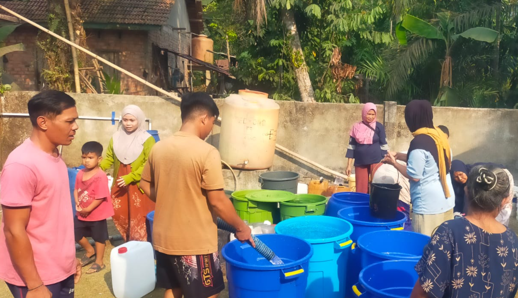 Peduli Warga, Ketua DPC PKB Muaro Jambi Azumadi Bujang Zuar Salurkan Air Bersih ke Desa Parit