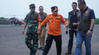 Gubernur Al Haris Bersama Danrem 042/Gapu Patroli Udara Tinjau Karhutla di Tanjab Timur