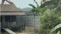 Aktivitas alat berat di stockpile pasir Penyengat Olak yang sangat dekat dengan pemukiman warga. Foto: Jambiseru.com