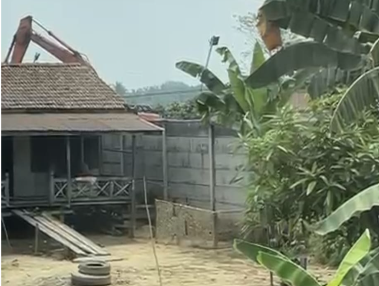 Aktivitas alat berat di stockpile pasir Penyengat Olak yang sangat dekat dengan pemukiman warga. Foto: Jambiseru.com