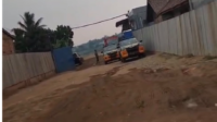 Dua mobil polisi tampak parkir di stockpile pasir Penyengat Olak yang masih berkonflik dengan warga setempat. Dua mobil polisi tampak parkir di stockpile pasir Penyengat Olak yang masih berkonflik dengan warga setempat.