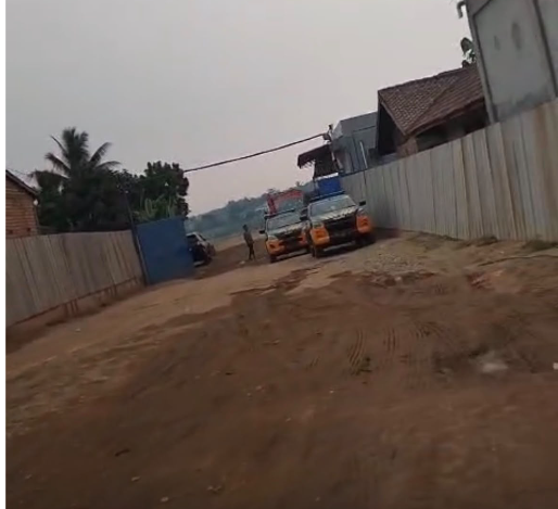 Dua mobil polisi tampak parkir di stockpile pasir Penyengat Olak yang masih berkonflik dengan warga setempat.