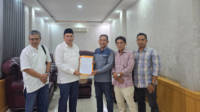 Warga RT 16 Pematang Sulur bersama Ketua DPRD Kota Jambi Kemas Faried.