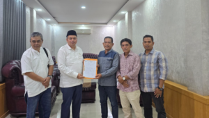 Warga RT 16 Pematang Sulur bersama Ketua DPRD Kota Jambi Kemas Faried.