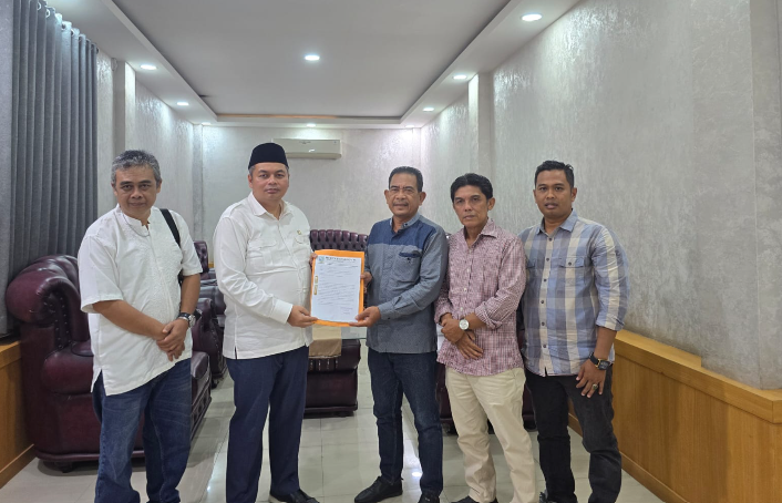 Warga RT 16 Pematang Sulur bersama Ketua DPRD Kota Jambi Kemas Faried.