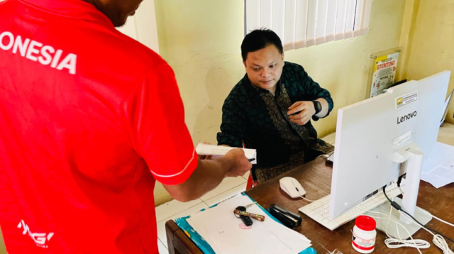 Perwakilan kelompok warga Penyengat Olak menyerahkan surat terbuka untuk Kades yang diterima Sekdes, Maliki, terkait operasi stockpile pasir.