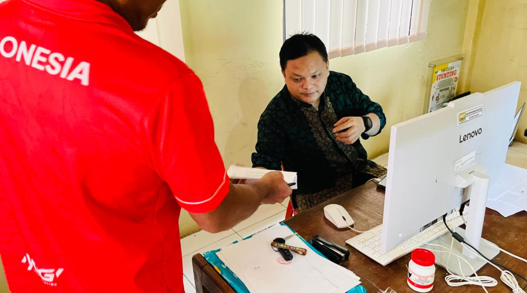 Perwakilan kelompok warga Penyengat Olak menyerahkan surat terbuka untuk Kades yang diterima Sekdes, Maliki, terkait operasi stockpile pasir.