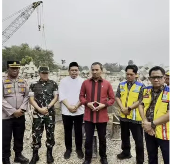 Edi Purwanto Tinjau Penahan Tebing Tanjung Gedang