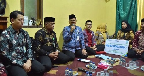 wali kota maulana bertakziah ke rumah almarhum ketua rt 54, pastikan hak program kartu bahagia tersalurkan