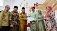 wali kota maulana buka nikah massal mustahik di jambi, sediakan pelatihan ekonomi untuk pengantin baru