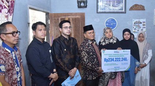 wali kota maulana serahkan santunan rp234 juta untuk keluarga petugas dlh yang gugur saat bertugas
