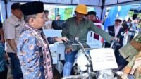 dorong gotong royong dan kebersihan lingkungan, wali kota jambi serahkan bentor opbm di rawasari dorong gotong royong dan kebersihan lingkungan, wali kota jambi serahkan bentor opbm di rawasari