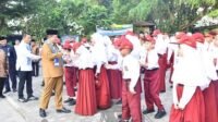 dukung gerakan ayah mengantar anak sekolah, wali kota jambi maulana dampingi buah hati di hari pertama sekolah dukung gerakan ayah mengantar anak sekolah, wali kota jambi maulana dampingi buah hati di hari pertama sekolah