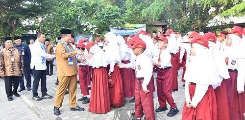 dukung gerakan ayah mengantar anak sekolah, wali kota jambi maulana dampingi buah hati di hari pertama sekolah
