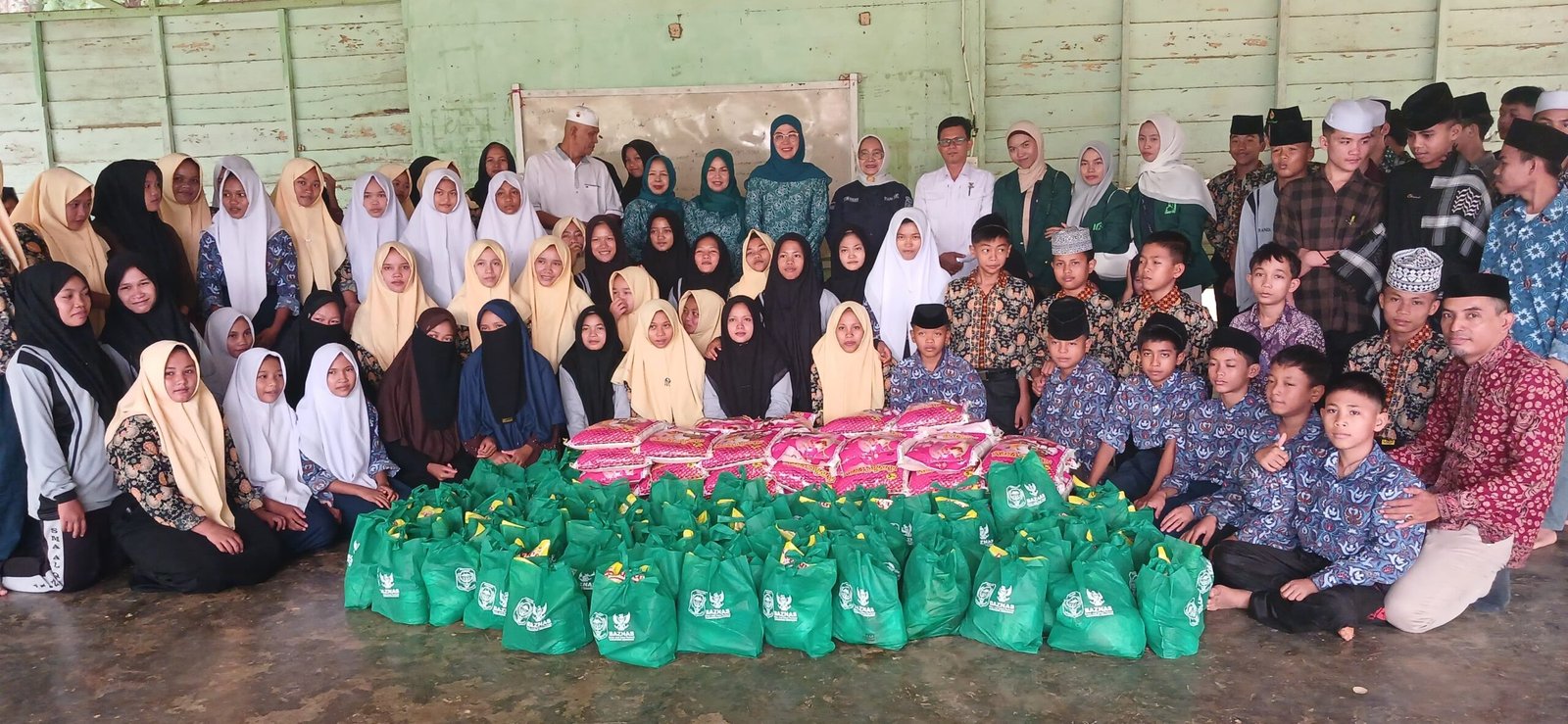 Tim Penggerak Pemberdayaan dan Kesejahteraan Keluarga (TP PKK) Kabupaten Merangin bergandengan tangan bersama Badan Amil Zakat Nasional (BAZNAS) menggelar aksi sosial penyaluran bantuan paket sembako serta pemeriksaan kesehatan gratis bagi masyarakat lanjut usia (jompo) dan kaum dhuafa, Rabu (21/10/2026).