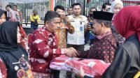 sambut hut ke 81 ri, pemkot jambi bagikan 4.000 bendera merah putih di tugu keris sambut hut ke 81 ri, pemkot jambi bagikan 4.000 bendera merah putih di tugu keris