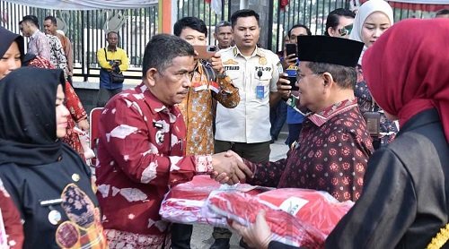 sambut hut ke 81 ri, pemkot jambi bagikan 4.000 bendera merah putih di tugu keris