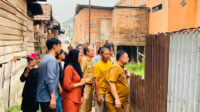 Usai Didemo Warga, DLH Muaro Jambi Turun ke Penyengat Olak: Rumah Retak Hingga Sumur Tercemar Jadi Keluhan Usai Didemo Warga, DLH Muaro Jambi Turun ke Penyengat Olak: Rumah Retak Hingga Sumur Tercemar Jadi Keluhan