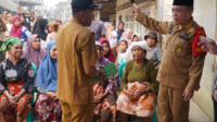 Tinjau Lokasi Kebakaran Desa Tunggul Bulin, Gubernur Al Haris Serahkan Bantuan dan Siap Bantu Bedah Rumah Warga Tinjau Lokasi Kebakaran Desa Tunggul Bulin, Gubernur Al Haris Serahkan Bantuan dan Siap Bantu Bedah Rumah Warga