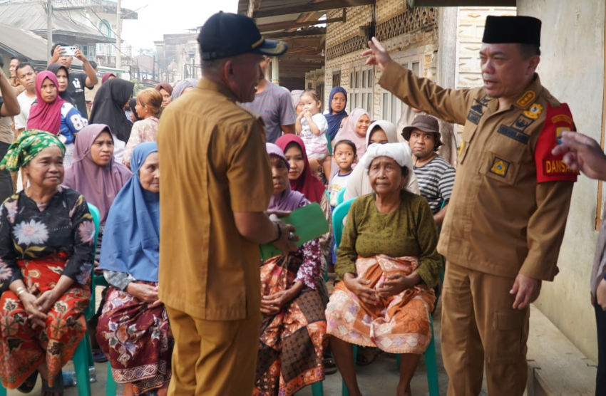 Tinjau Lokasi Kebakaran Desa Tunggul Bulin, Gubernur Al Haris Serahkan Bantuan dan Siap Bantu Bedah Rumah Warga