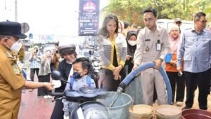 tanggap kemarau dan kabut asap, pemkot jambi pasok 1,9 juta liter air bersih dan ribuan masker