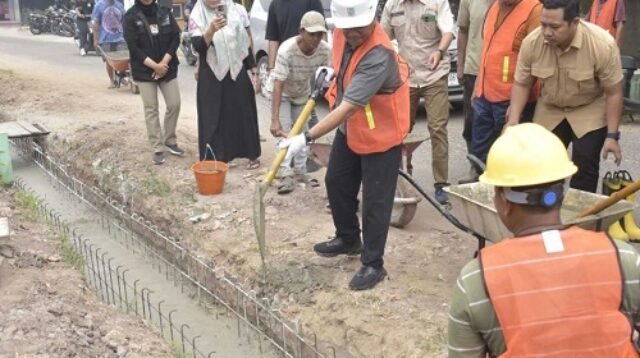 wali kota maulana tinjau gotong royong program kampung bahagia tahap ii di tiga kelurahan